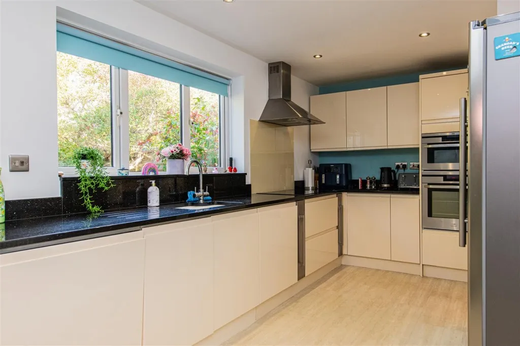 Lexden Close, Wootton, photo 4