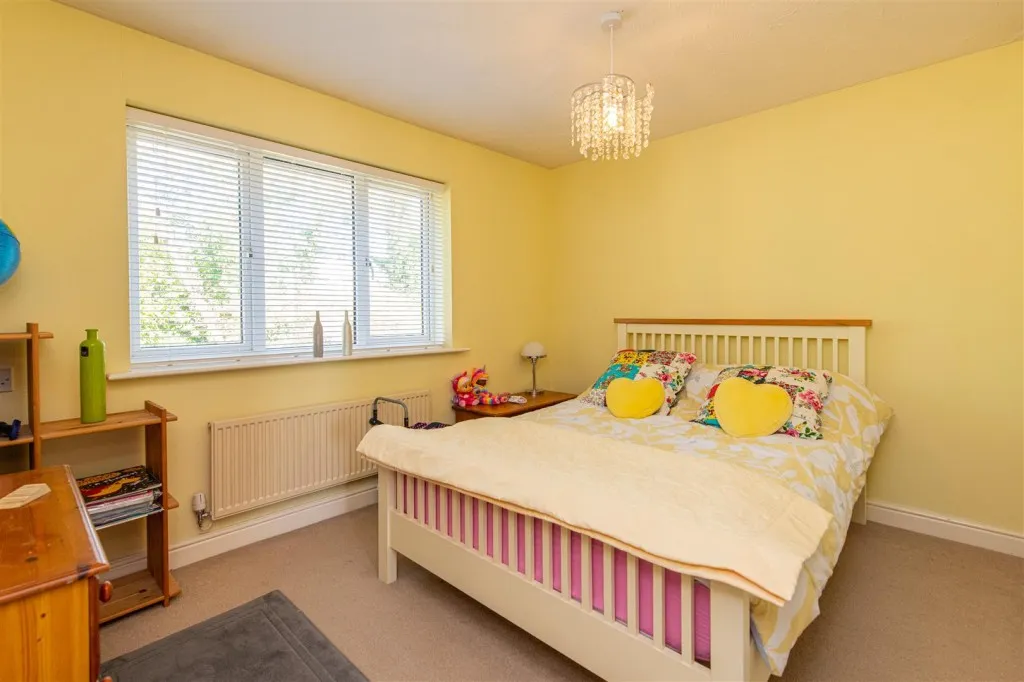 Lexden Close, Wootton, photo 16