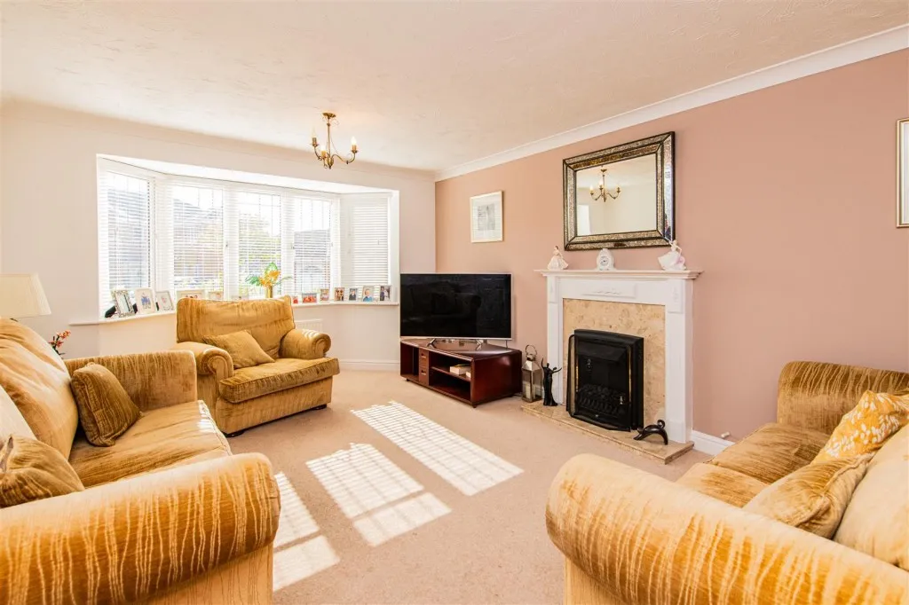 Lexden Close, Wootton, photo 7