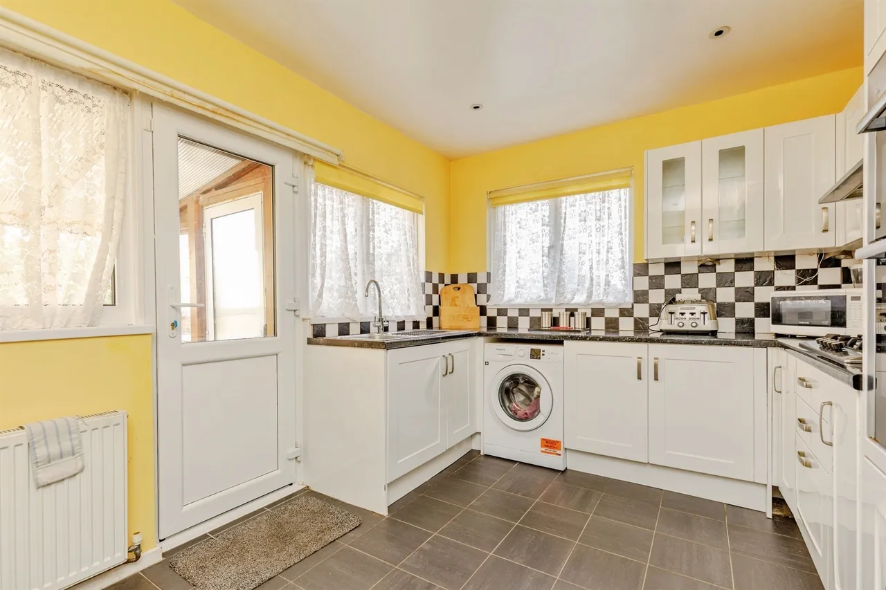 Oakwood Close, Hastings, TN34, photo 3