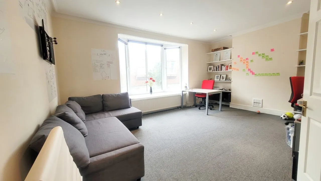 Chertsey Road, Woking, photo 3