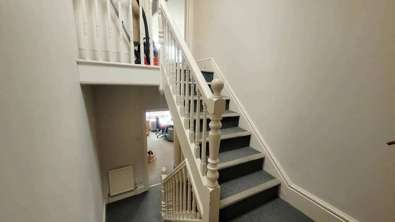 Chertsey Road, Woking, photo 10