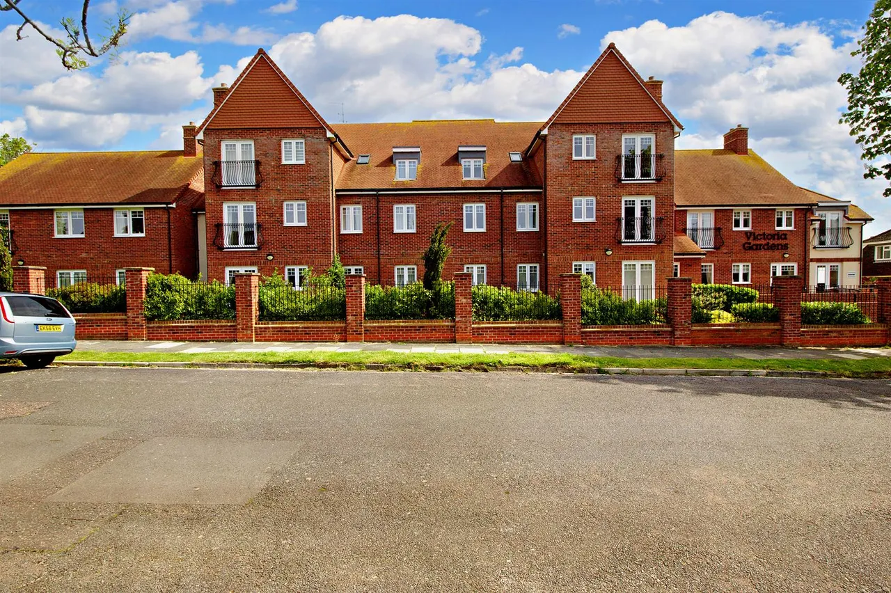 2 bed flat for sale, Raglan Road, Frinton-On-Sea, CO13