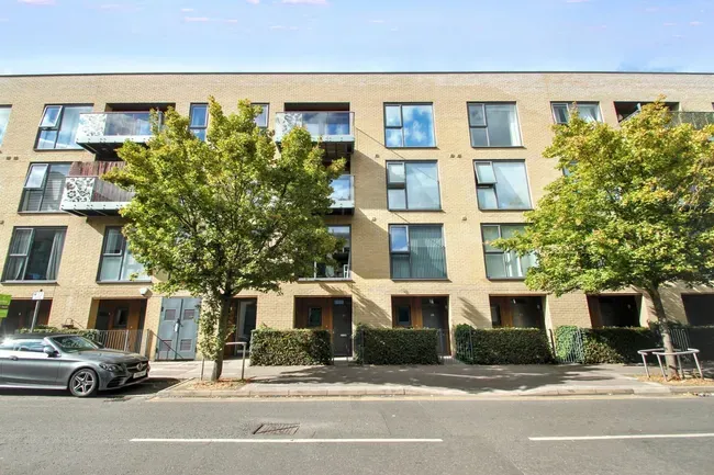 2 bed flat to rent — Hickman Avenue, Furrow House, E4