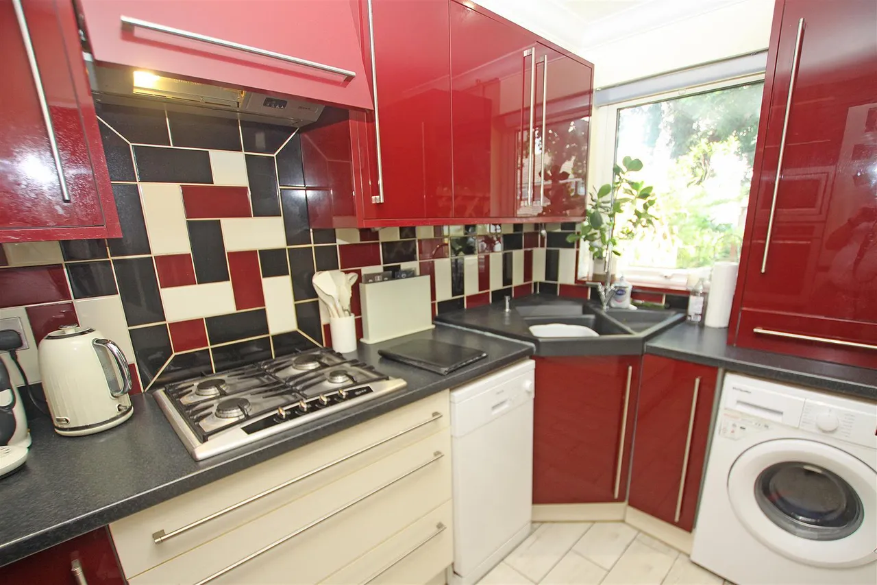 Gunville Crescent, Bournemouth, photo 5
