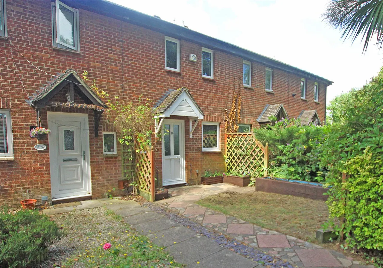 2 bed house for sale — Gunville Crescent, Bournemouth