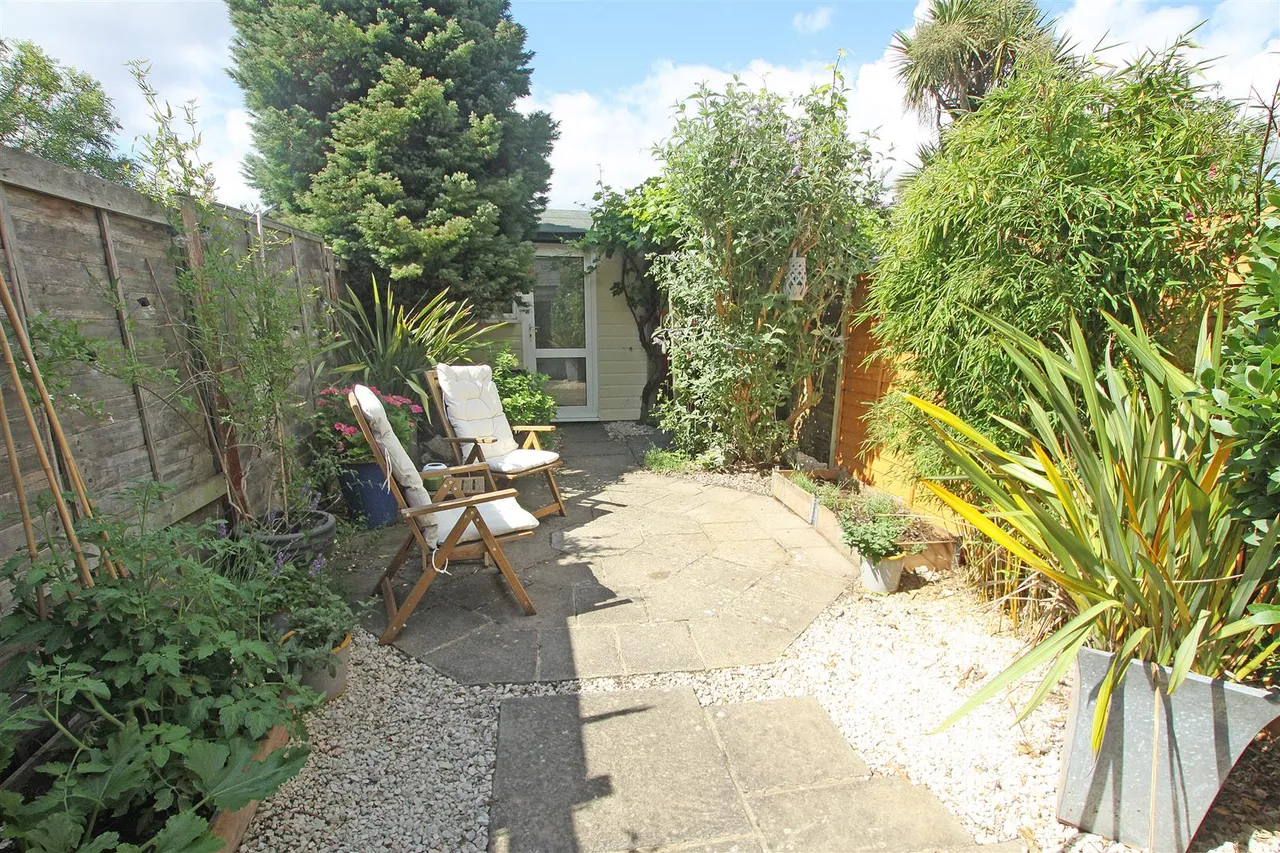 Gunville Crescent, Bournemouth, photo 11