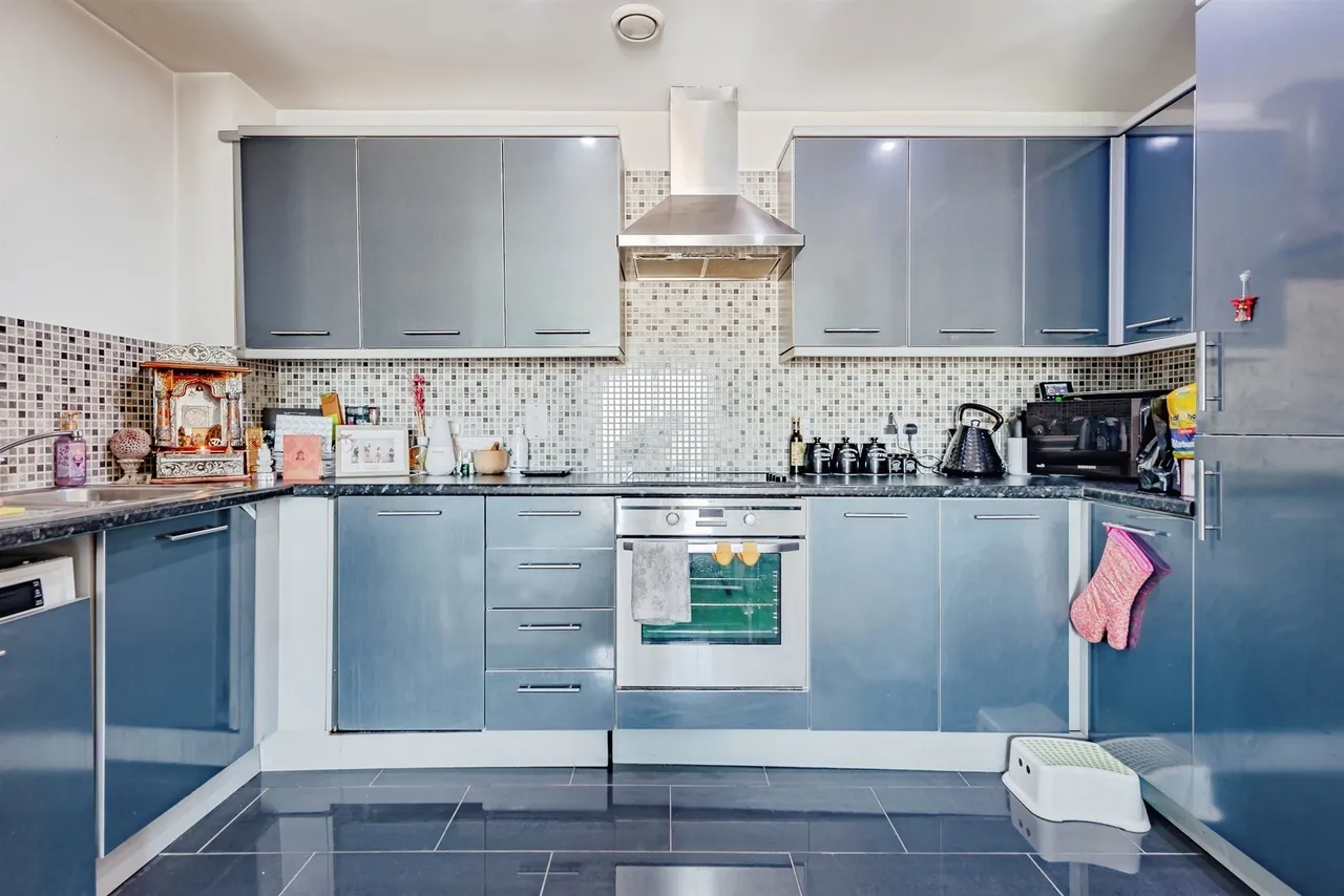 2 bed flat for sale — Reynolds Avenue, Redhill