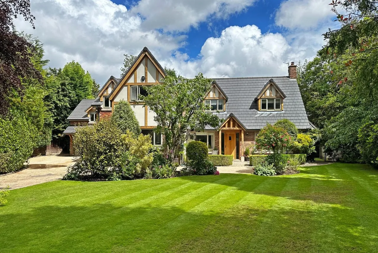 5 bed house for sale — Hill Top, Hale, Cheshire WA15 0NN