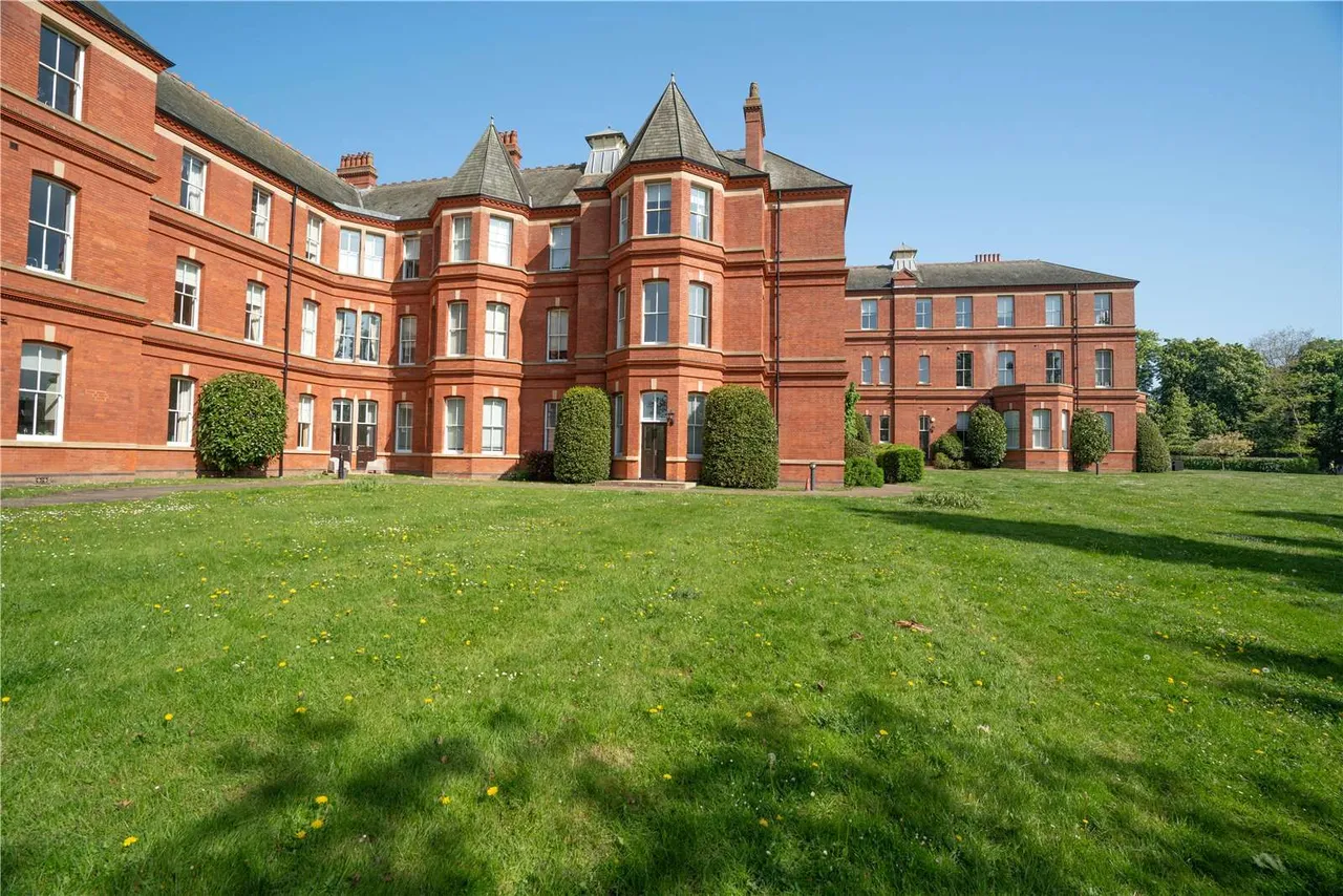 2 bed flat for sale — Brandesbury Square, Woodford Green, IG8 8RN