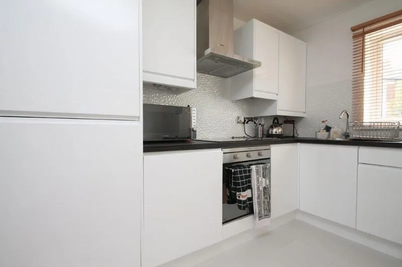 2 bed flat to rent — 112A Belton Way, London E3 4BF