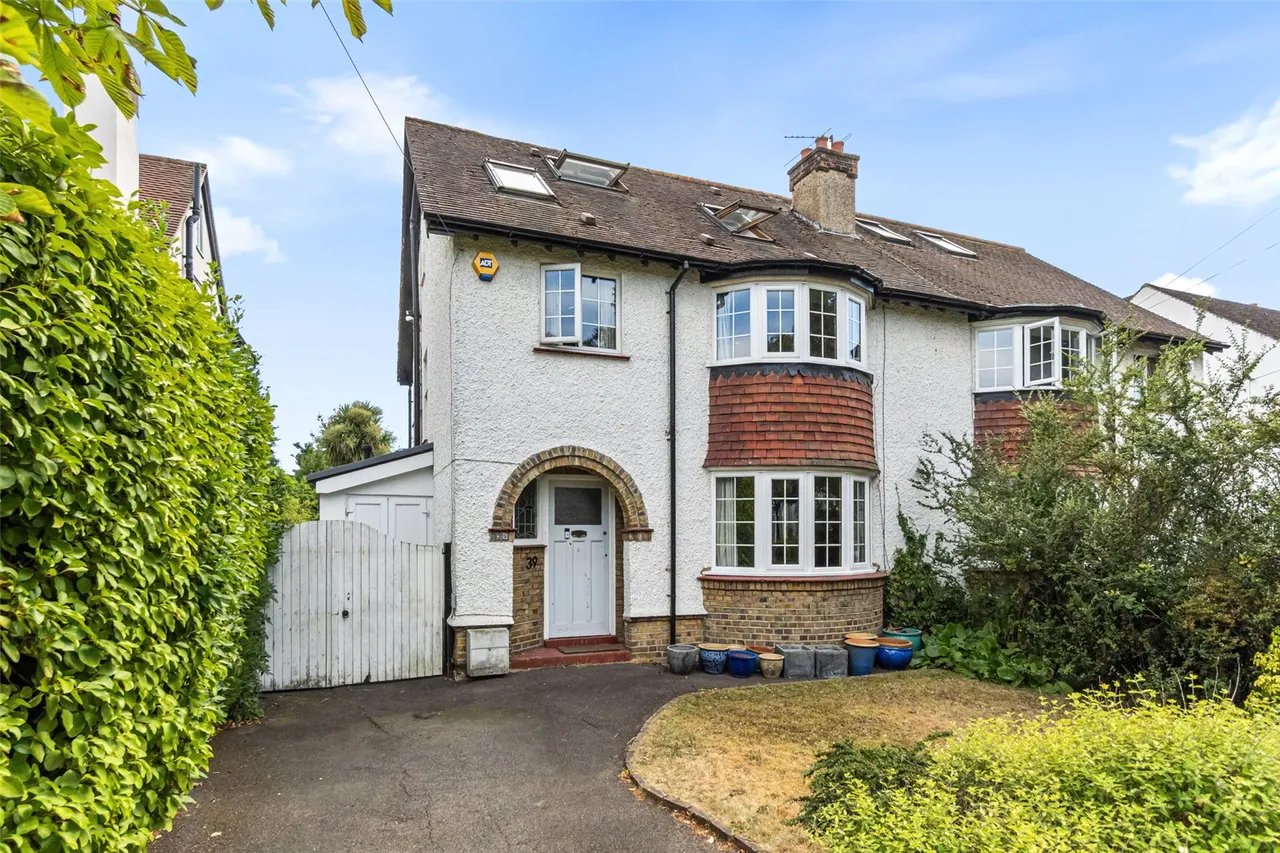 4 bed house for sale — Courtlands Avenue, Hampton, TW12 3NS