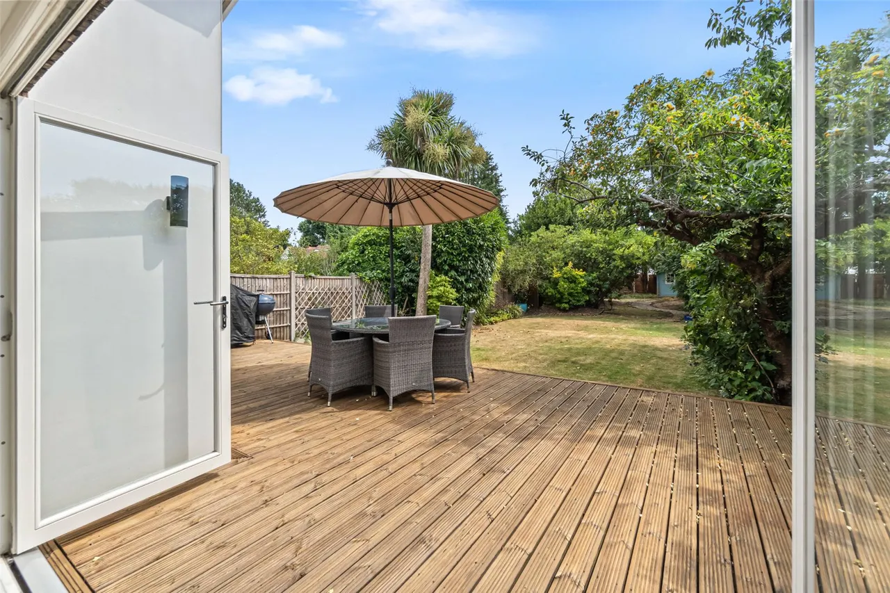 Courtlands Avenue, Hampton, TW12 3NS, photo 2