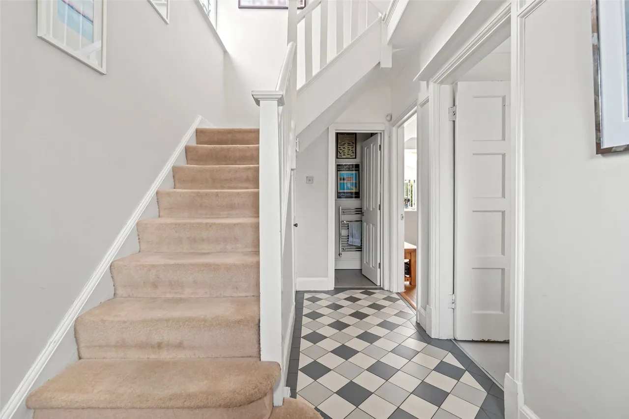 Courtlands Avenue, Hampton, TW12 3NS, photo 3