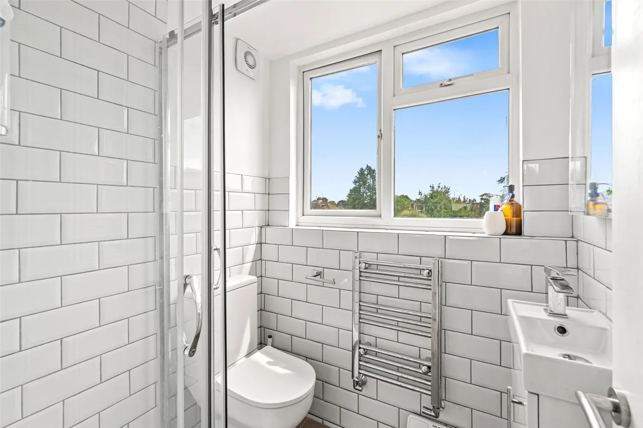 Courtlands Avenue, Hampton, TW12 3NS, photo 13