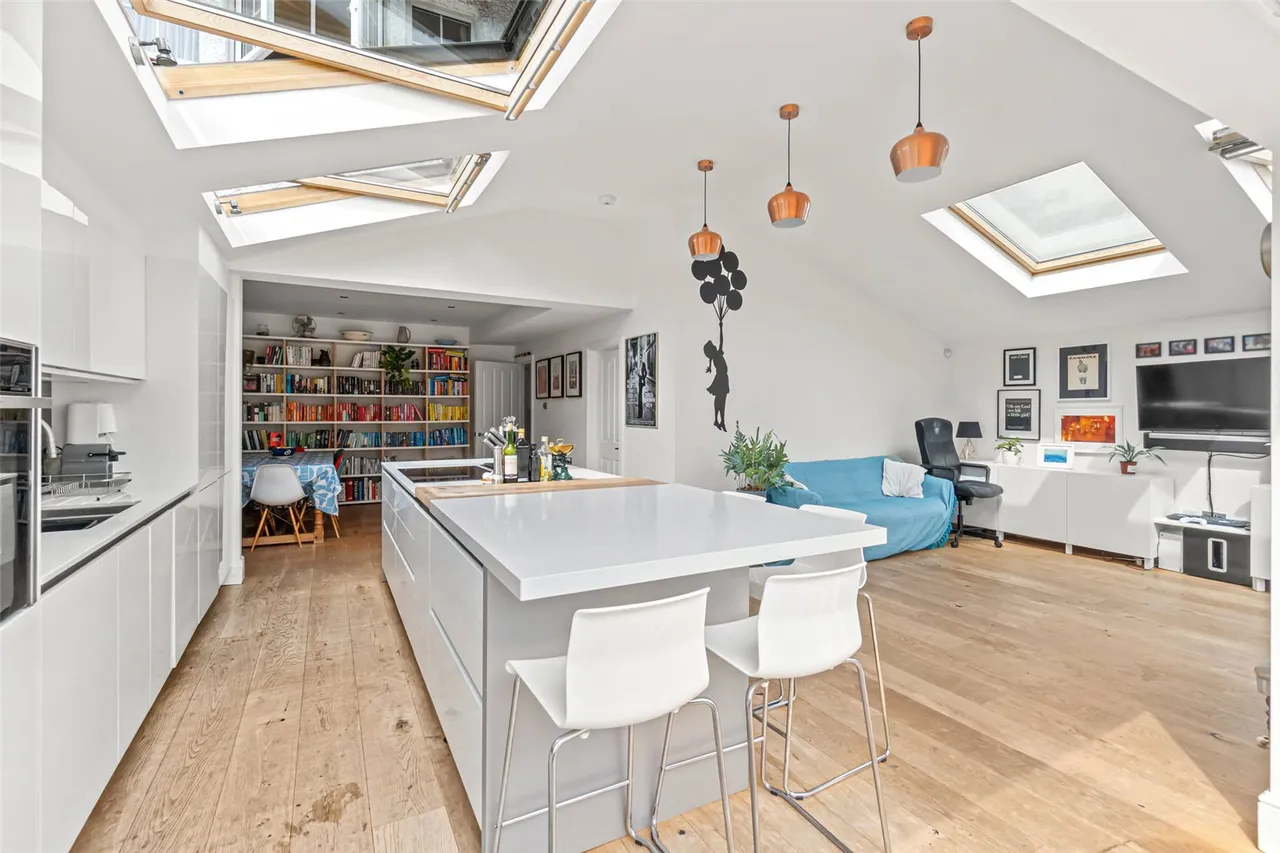 Courtlands Avenue, Hampton, TW12 3NS, photo 6