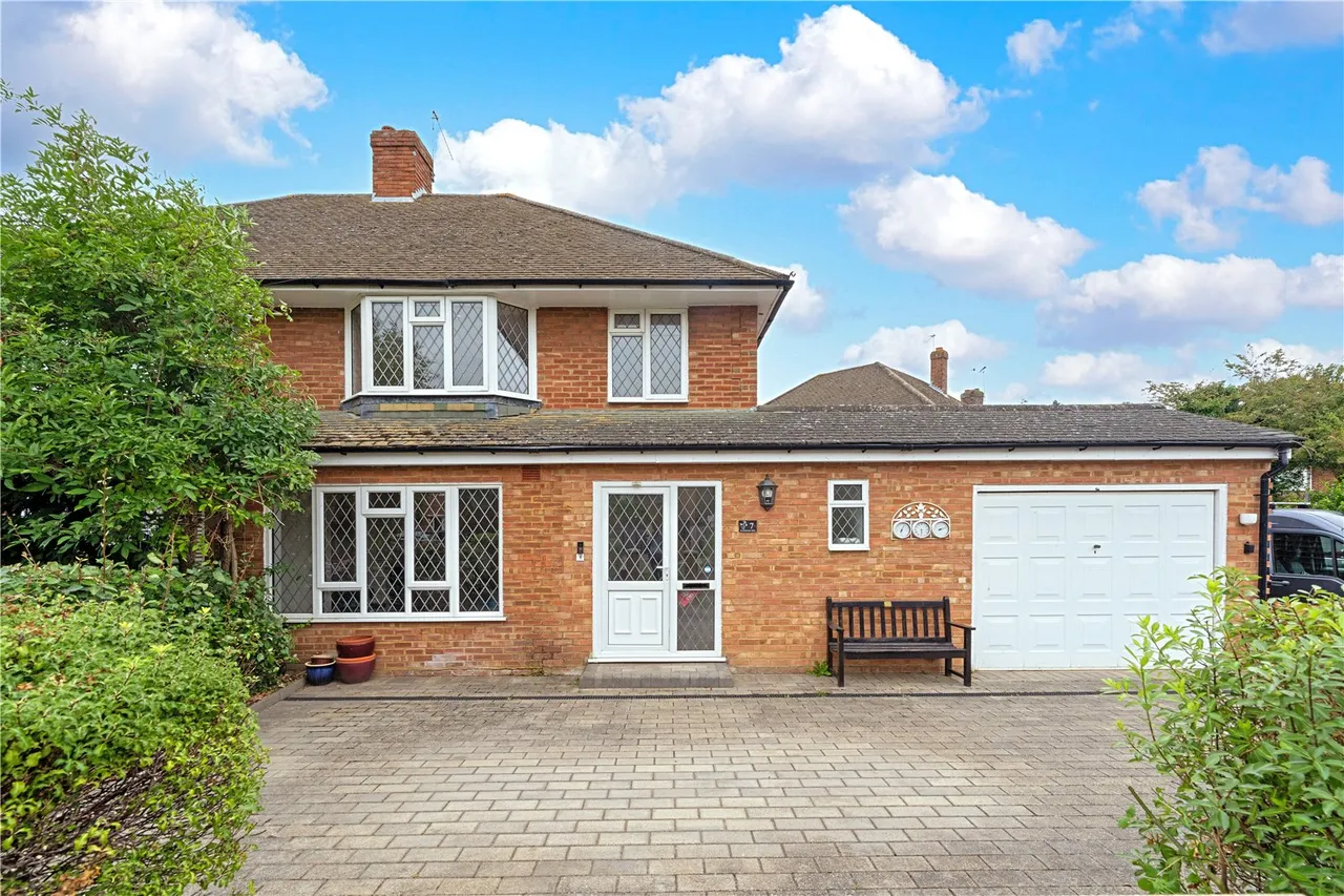 3 bed house for sale — Paddocks Way, Chertsey, KT16 8HP