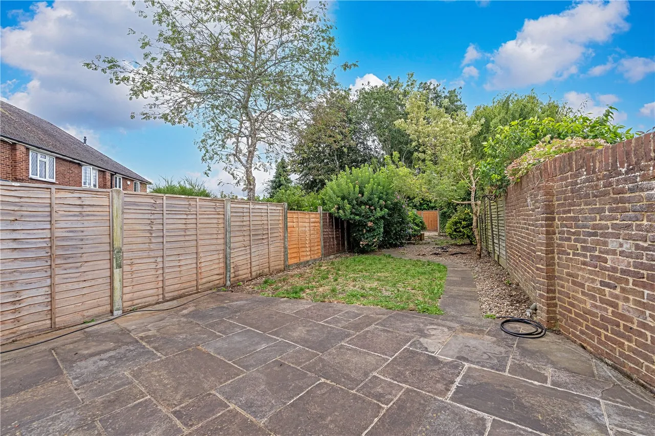 Paddocks Way, Chertsey, KT16 8HP, photo 2