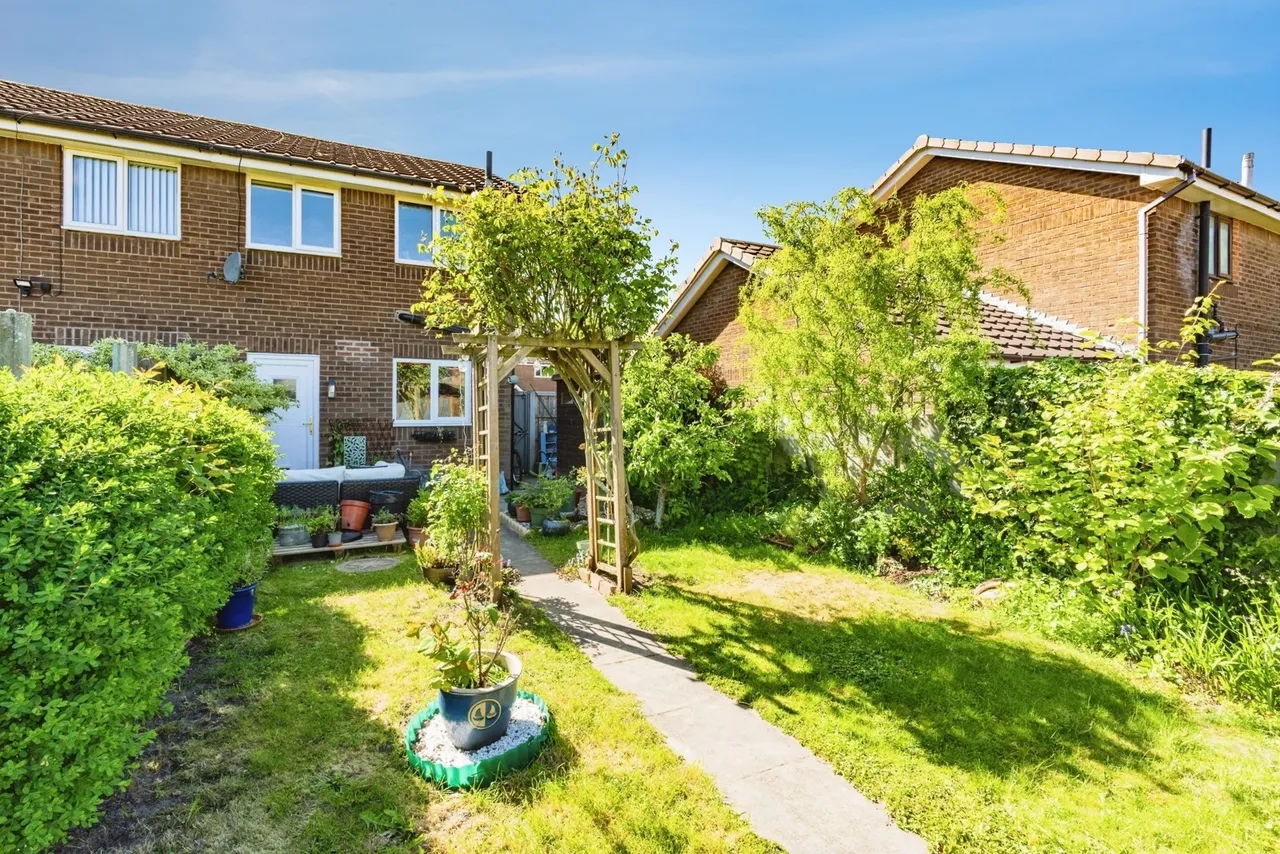 Dundee Close, Fearnhead, Warrington, Cheshire, WA2, photo 11