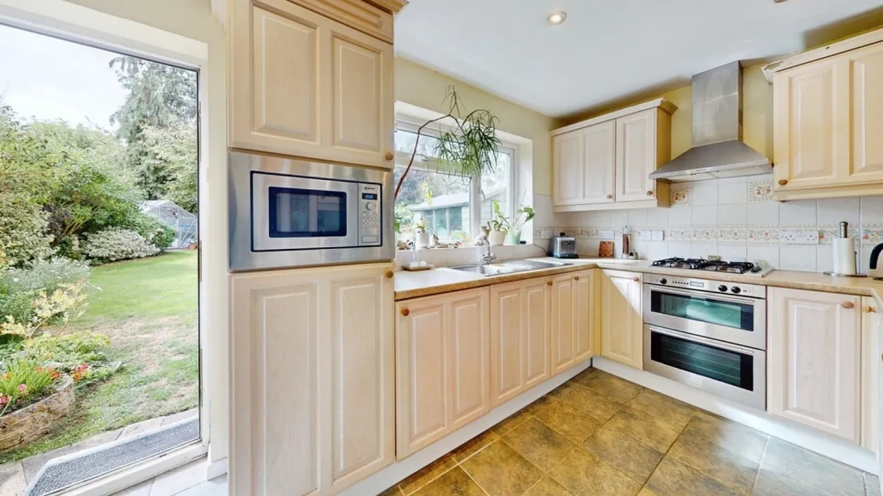 St Nicholas Drive, Cheltenham, Gloucestershire, photo 4