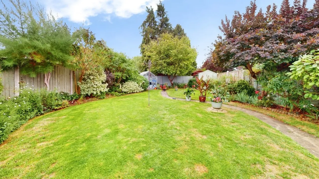 St Nicholas Drive, Cheltenham, Gloucestershire, photo 2