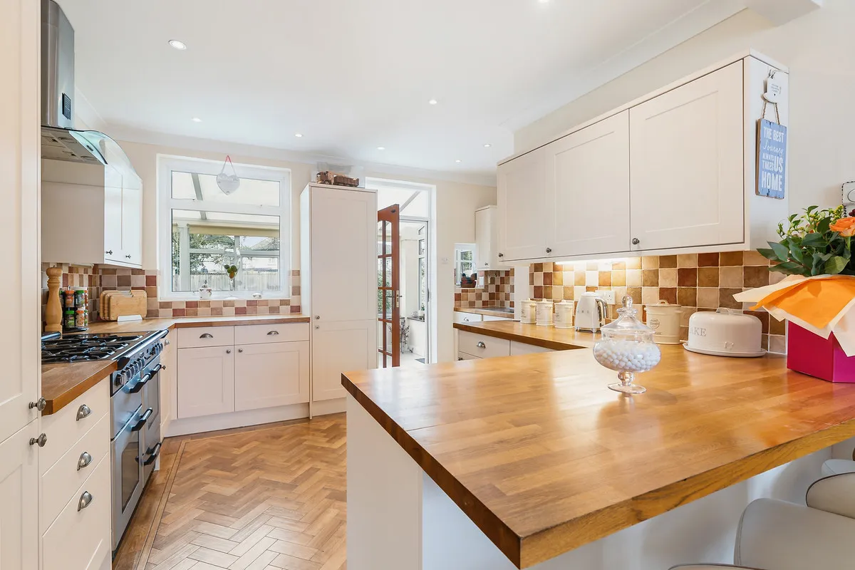Feltham, TW13, photo 2