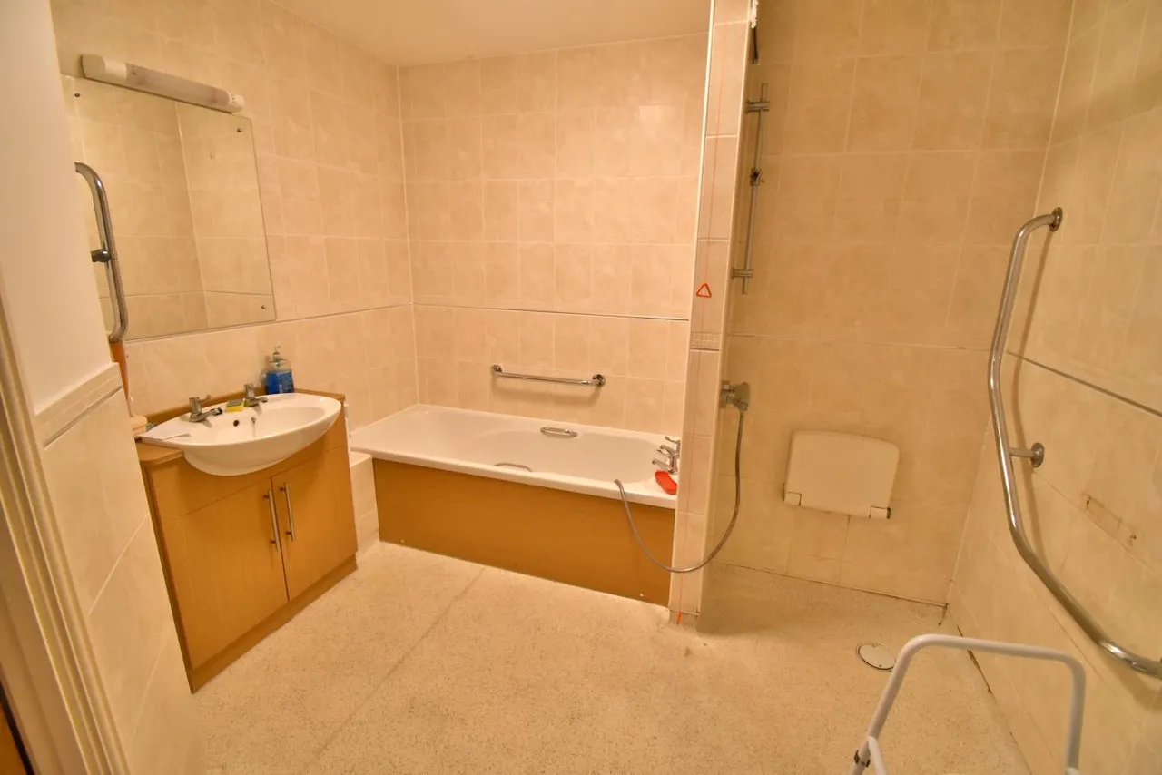Cherrett Court, BH22, photo 10