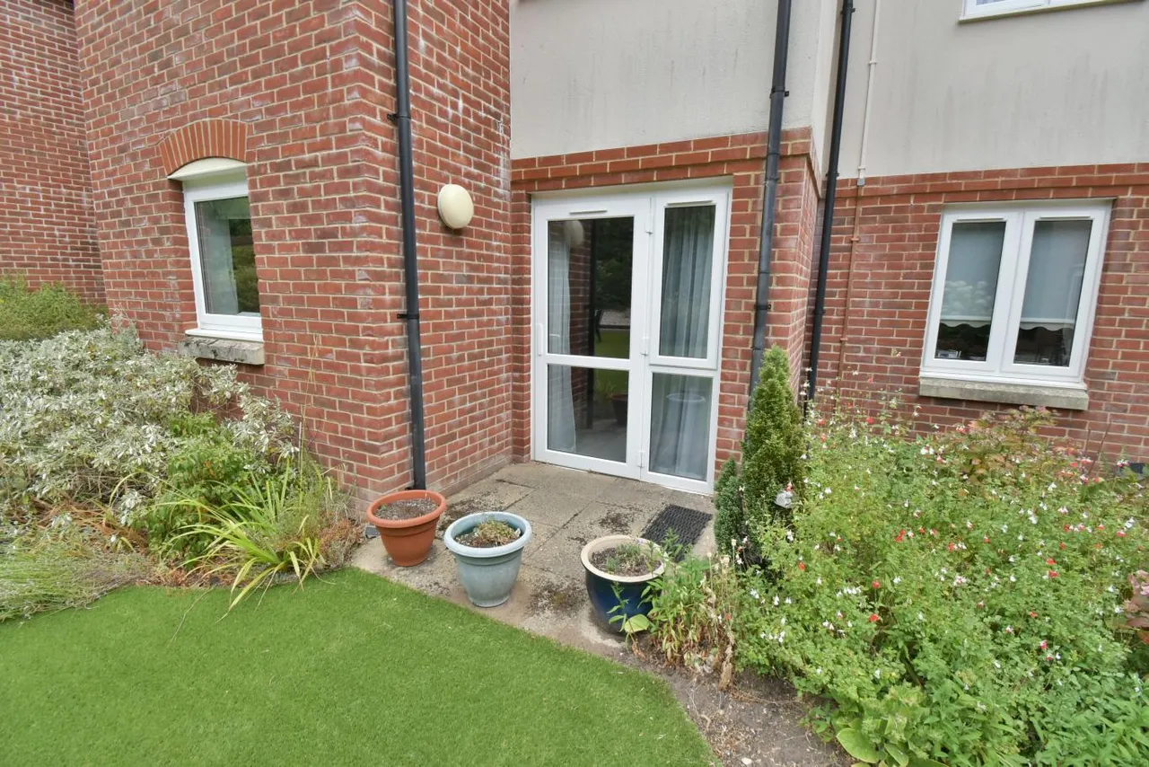 Cherrett Court, BH22, photo 12