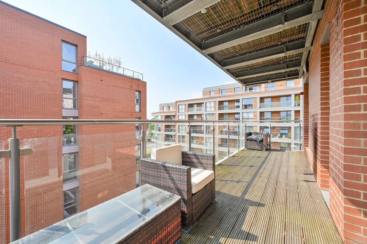 12 Lighterage Court, High Street, Brentford, photo 2