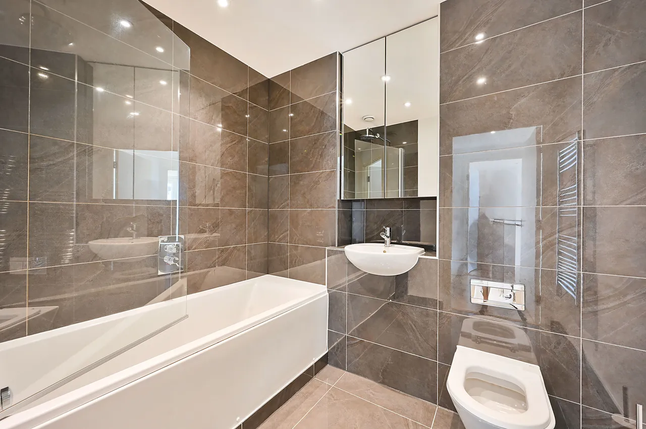 12 Lighterage Court, High Street, Brentford, photo 5