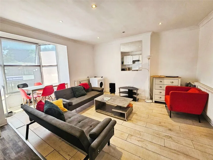 5 bed flat to rent — High Street, Egham, Surrey, TW20