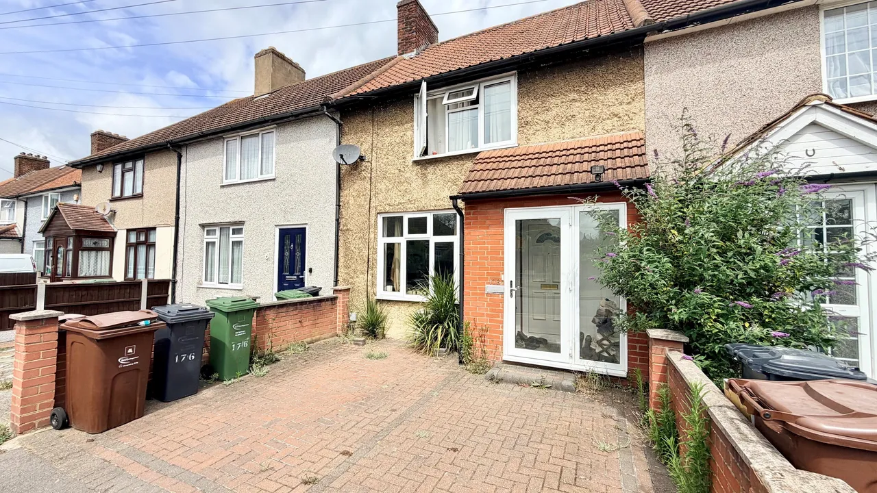 3 bed house to rent — Fanshawe Crescent, Dagenham, RM9 5DL