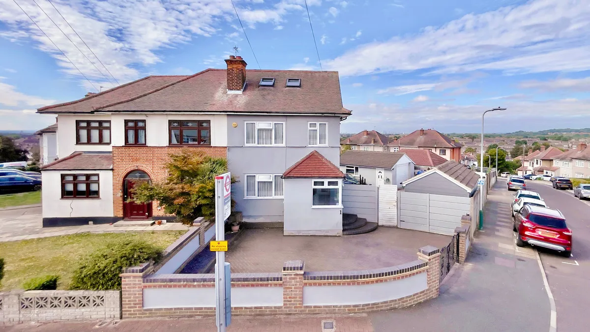 4 bed house for sale — Hunters Grove, Romford, Collier Row, RM5 2UJ