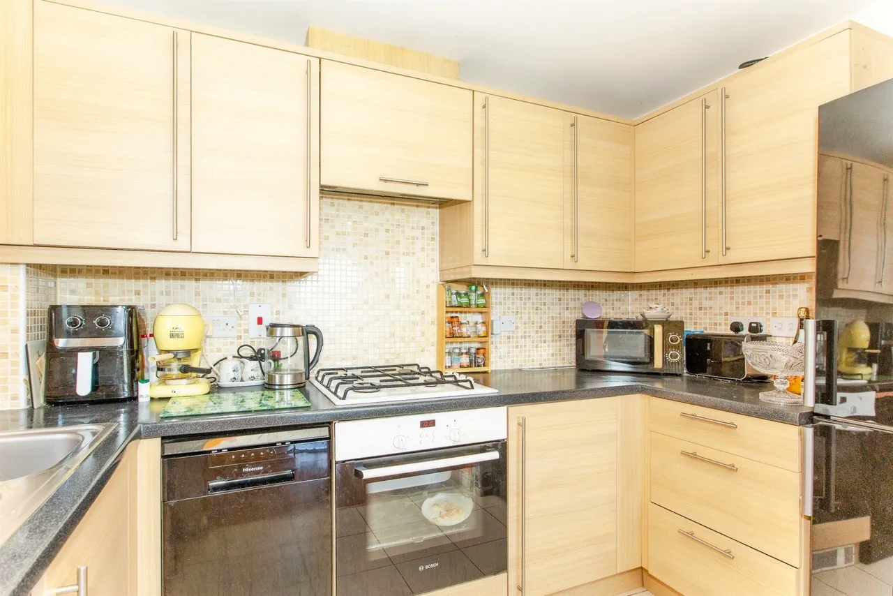 Lancaster Gate, Upper Cambourne, CB23, photo 2