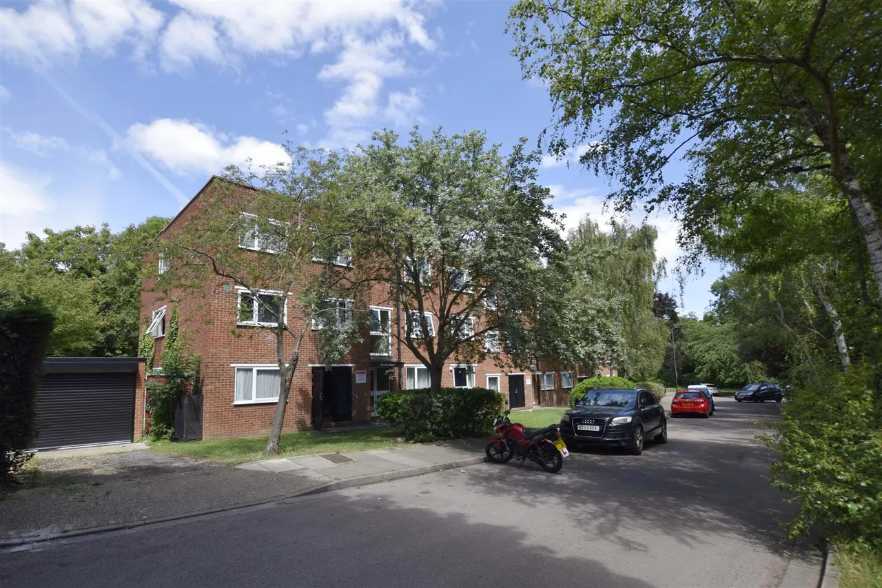 Crown Walk, Wembley, HA9, photo 2
