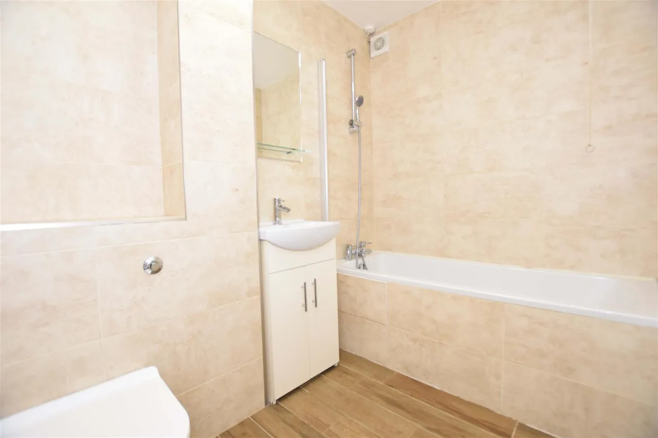 Crown Walk, Wembley, HA9, photo 8