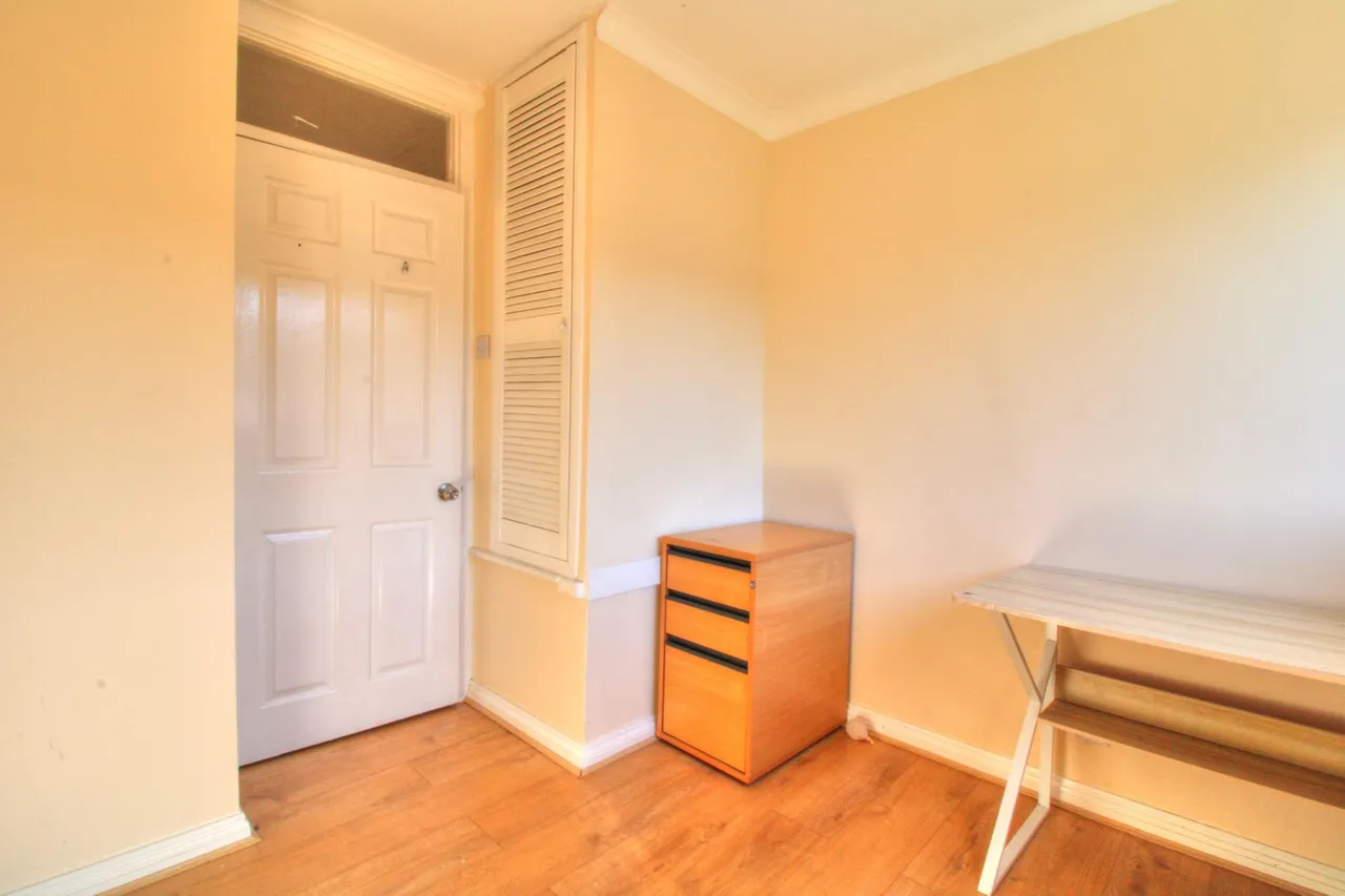 Long Lynderswood, Basildon, SS15, photo 8
