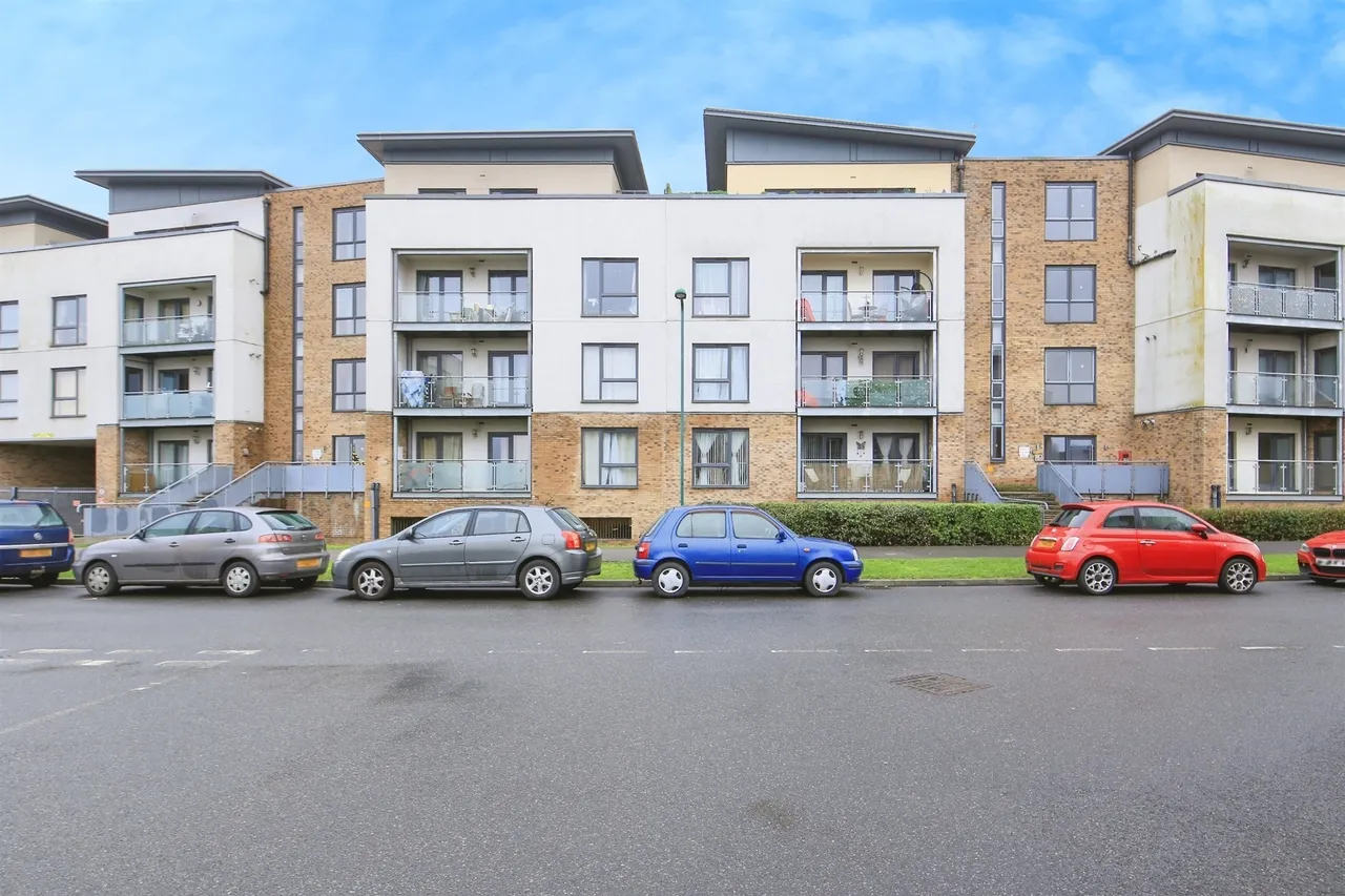1 bed flat for sale — Hammonds Drive, Peterborough