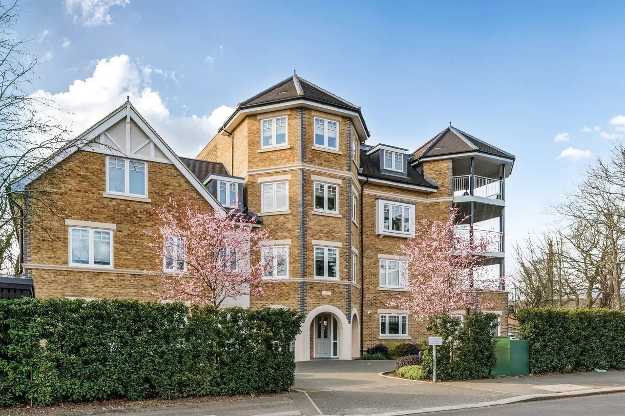 2 bed flat to rent — Uplands Park Road, ENFIELD