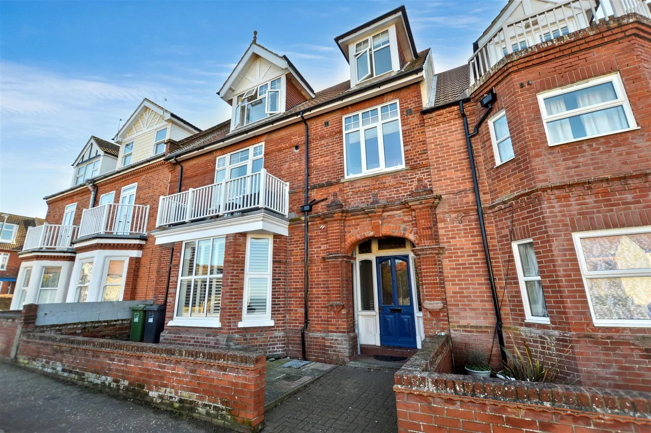 2 bed flat for sale, West Cliff, Sheringham, NR26