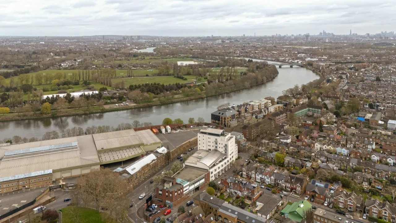 Mortlake High Street, London, SW14, photo 14
