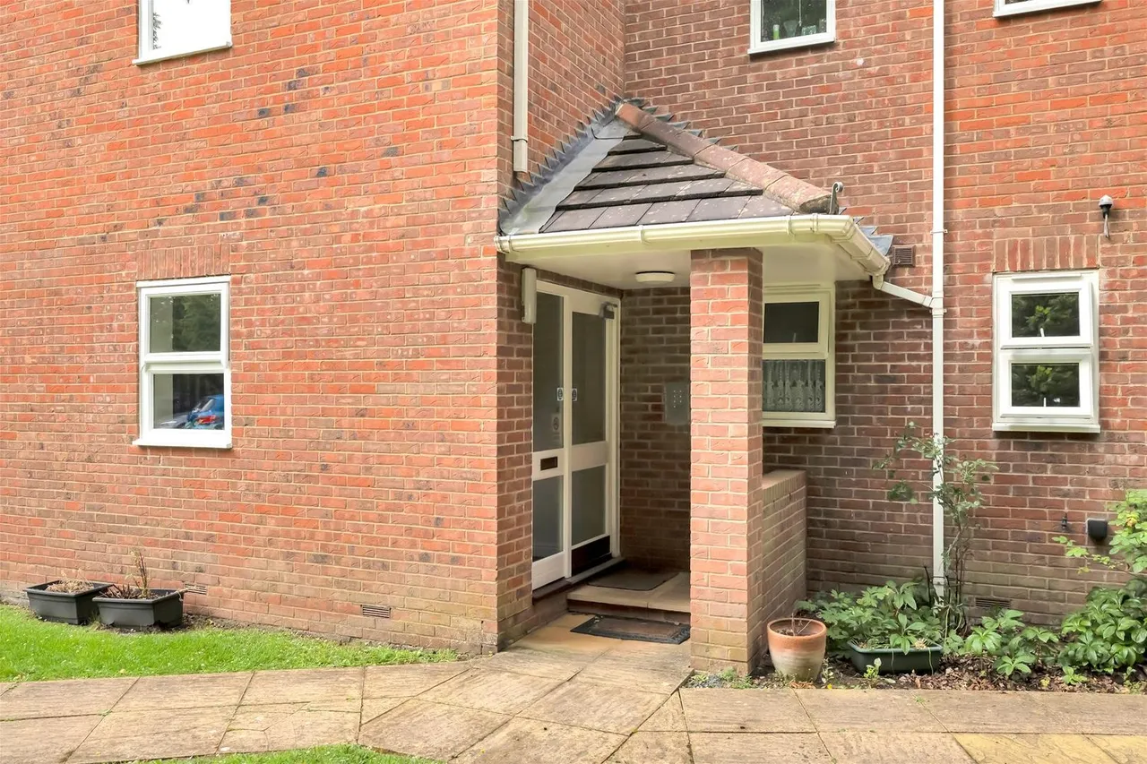 Bowes Close, Horsham, West Sussex RH13 5SZ, photo 2