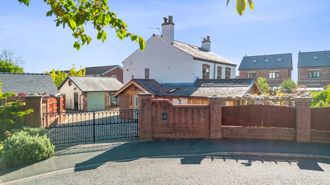 Brow Farm Cottage, Marsh Brook Close, Warrington, Rixton, WA3 6LR, photo 5