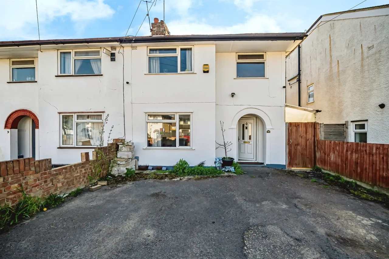 4 bed house for sale — Bowyer Drive, Slough