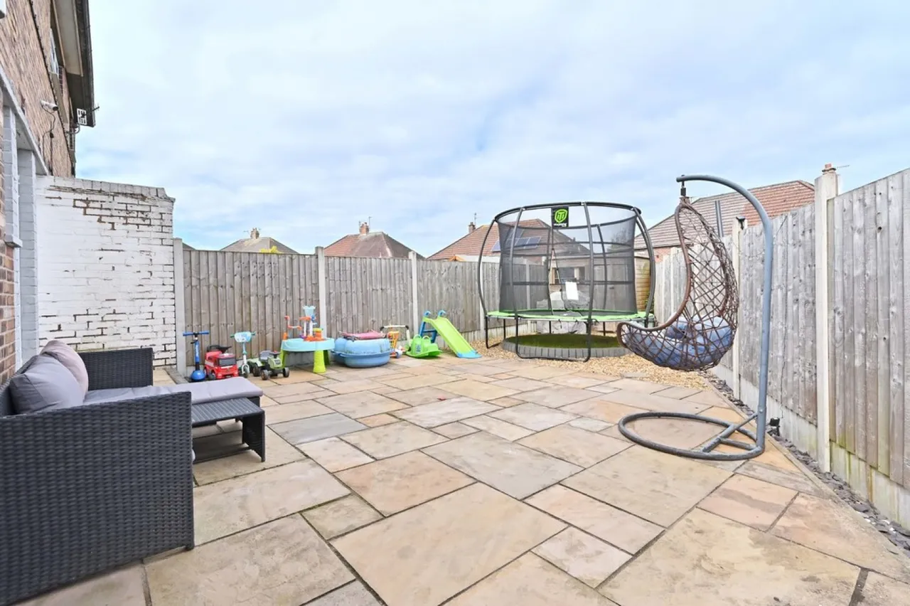 Beaconsfield Drive, Blurton, Stoke-on-trent, photo 10