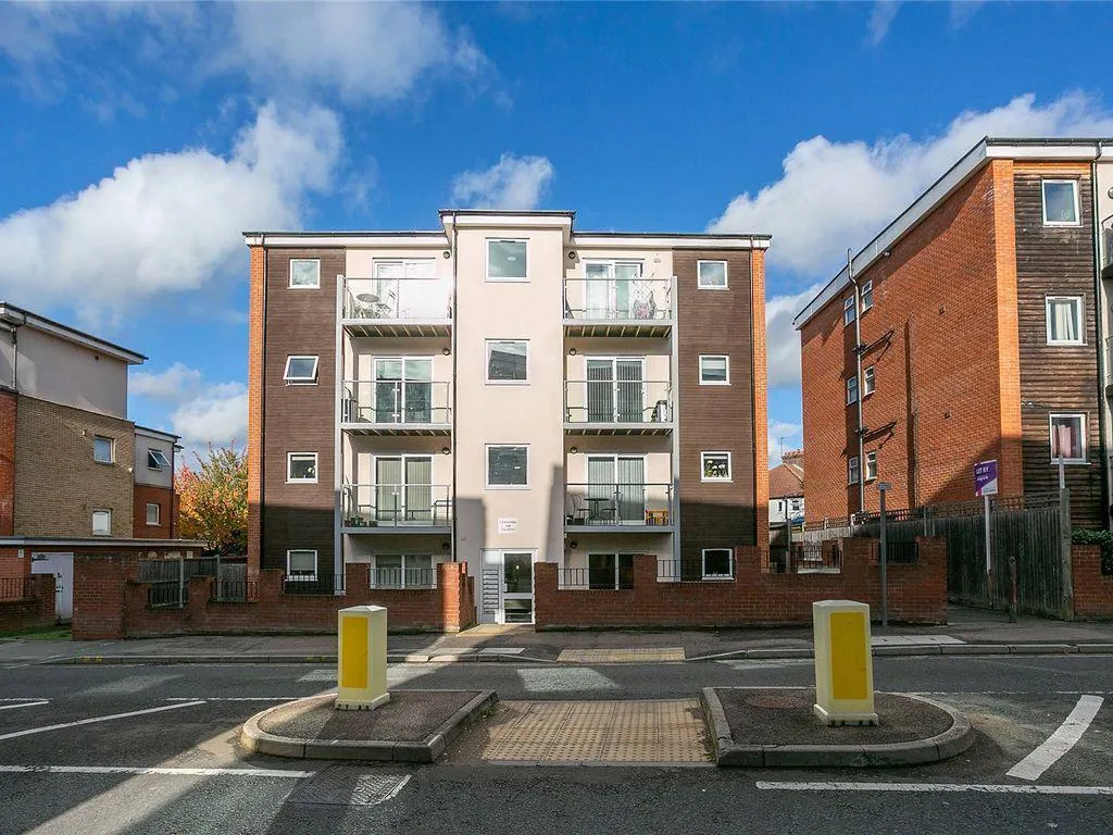 2 bed flat to rent — Ascot Edge, Whippendell Road, Watford