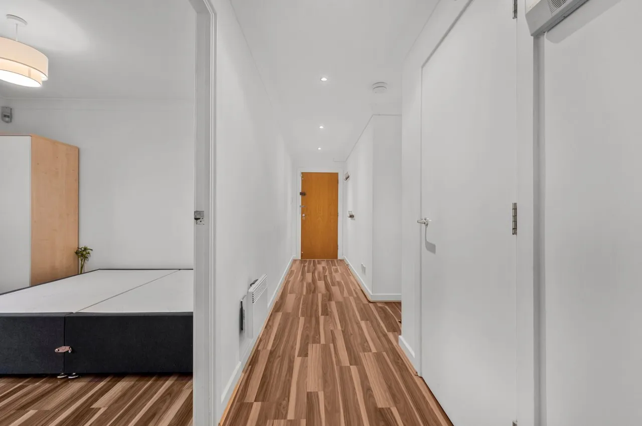 Boardwalk Place, London, E14, photo 9
