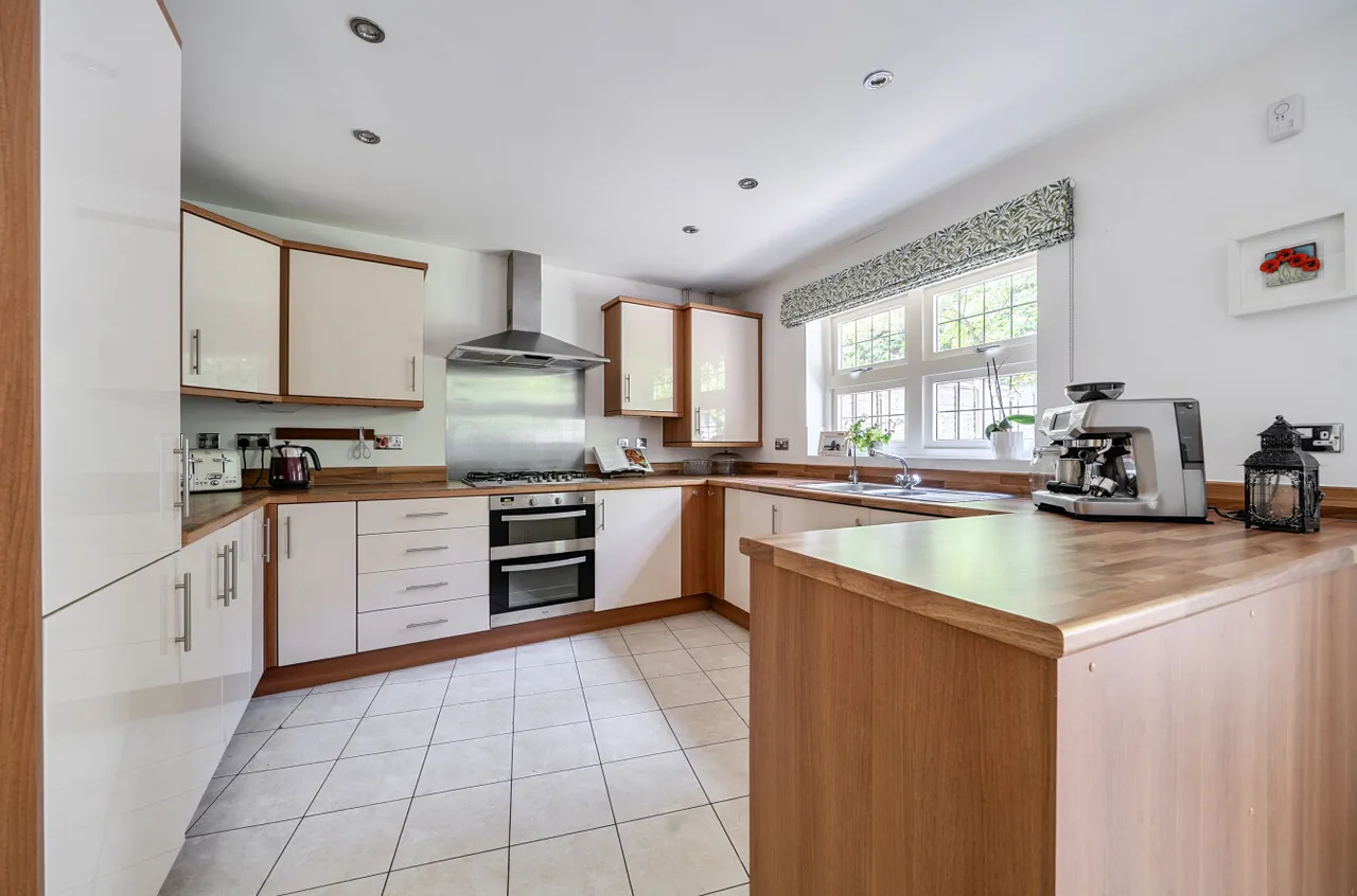Royal Crescent, Winchester, SO22, photo 3