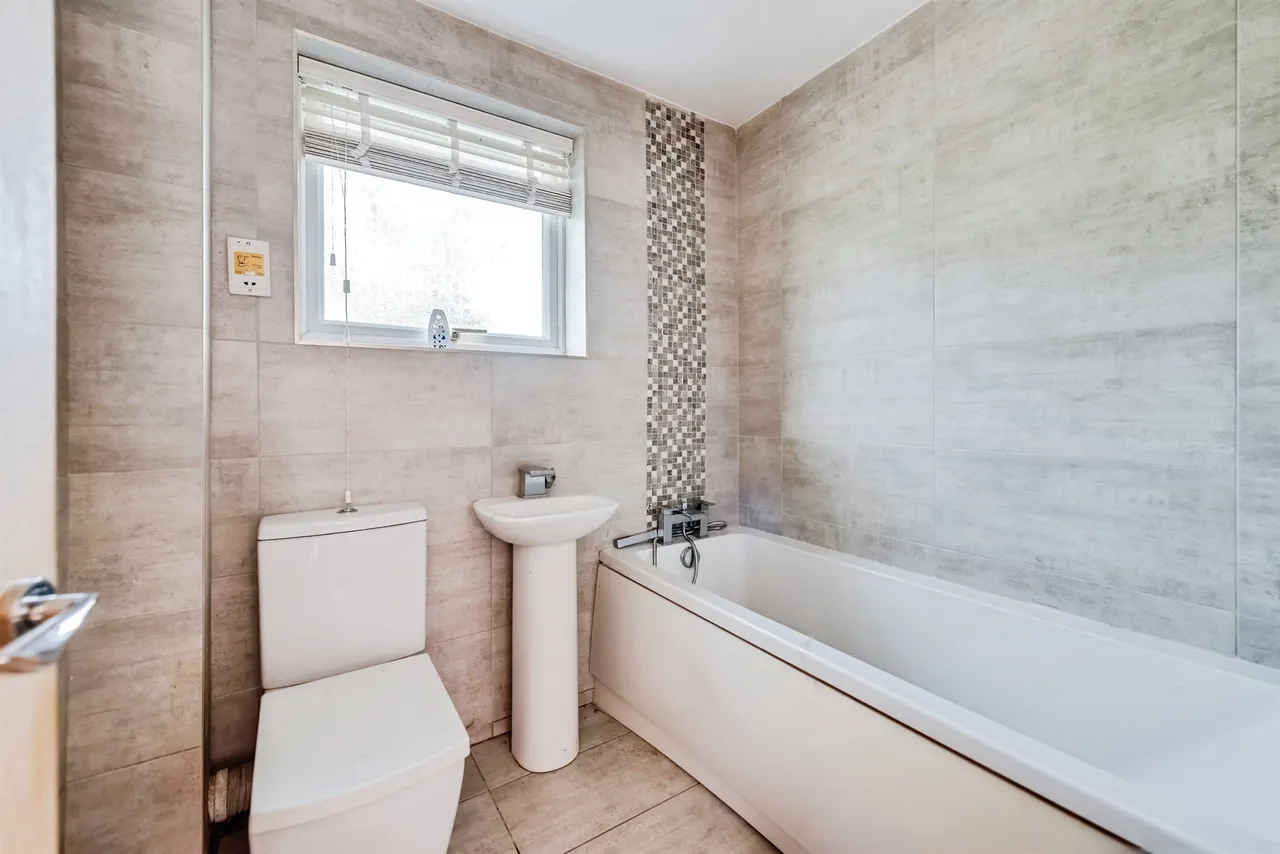 King Henry Drive, Grange Park, SN5, photo 6