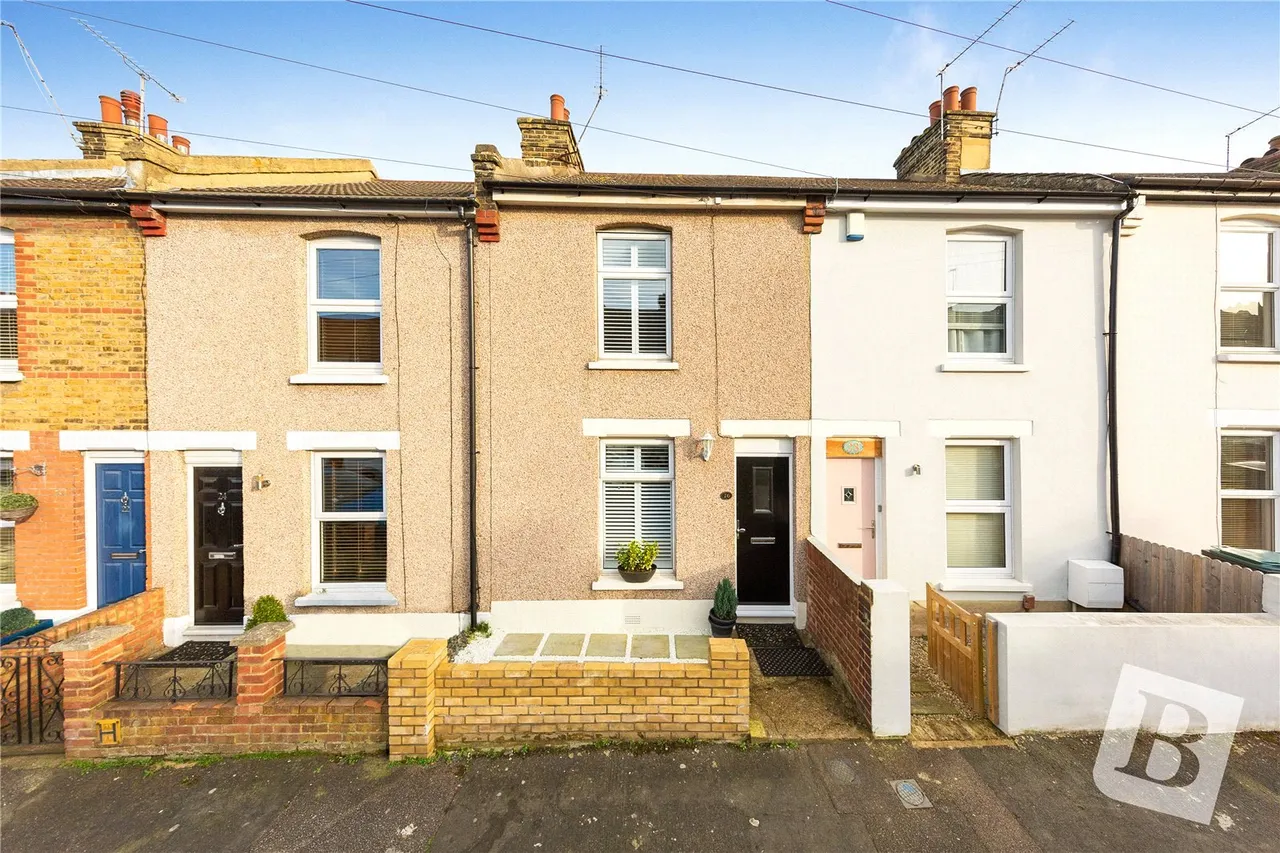 2 bed house for sale — Mead Road, Gravesend, Kent, DA11
